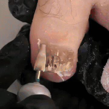 Lyyeto nail spray application demo 4